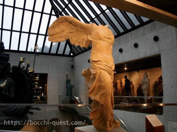 ルーブル彫刻美術館のサモトラケのニケ