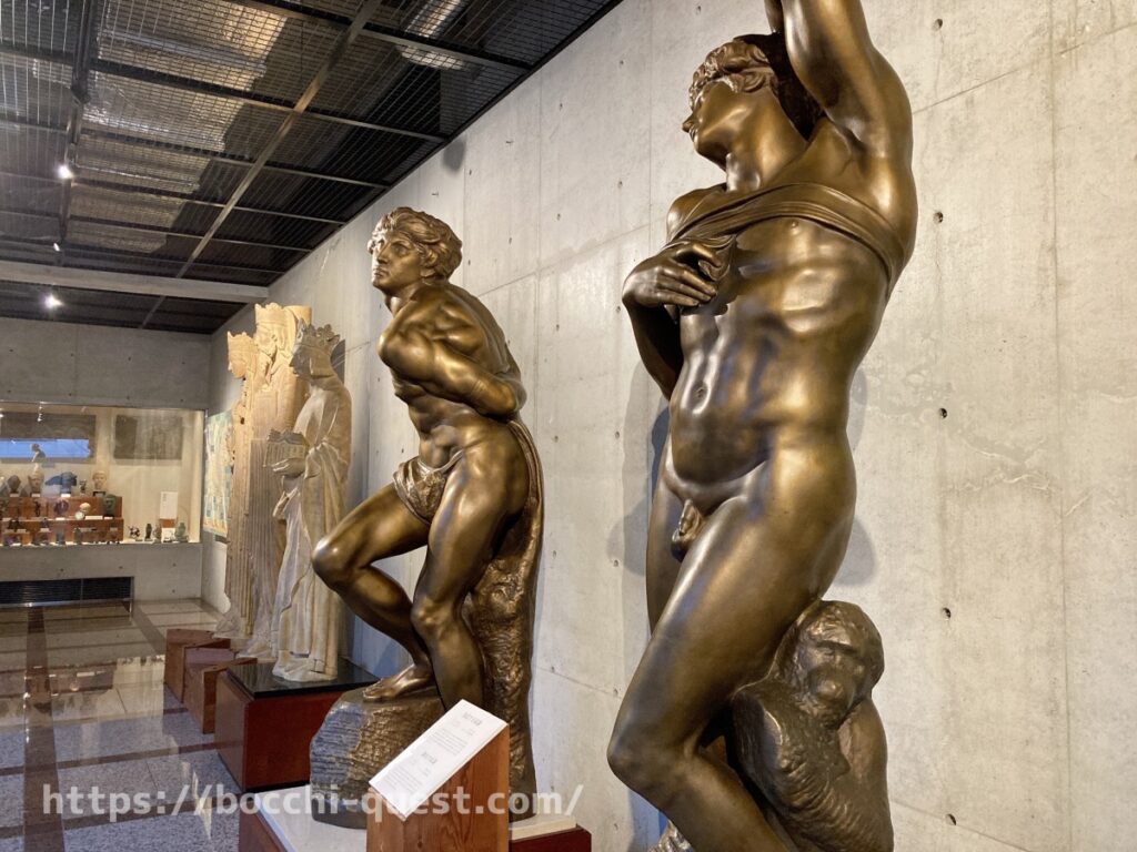 ルーブル彫刻美術館の奴隷の像